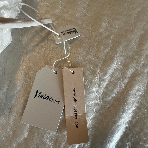 Elegant & exquisite lace mermaid dress with plunging
v neckline & faux pearls. - Picture 7 of 15